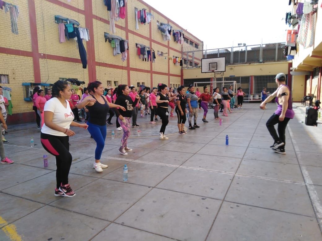 Imagem de capa - Detentas peruanas participam de aula de dança