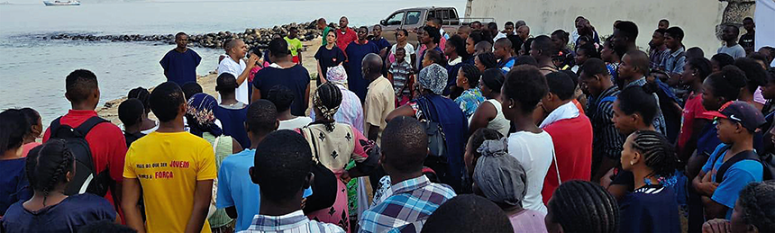 Grande batismo nas águas em São Tomé e Príncipe