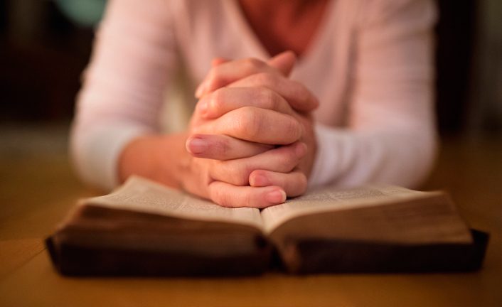 mulher_biblia-706×432