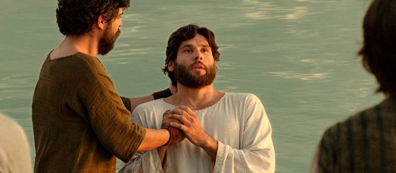 Imagem de capa - Novela Jesus:  Jesus é batizado por João Batista nas águas do rio Jordão