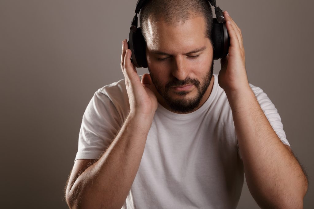 É pecado ouvir música do mundo (secular)? O cristão pode ouvir