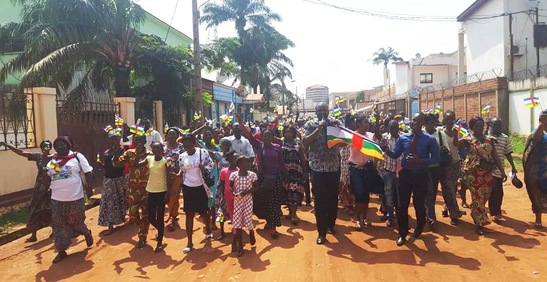 Imagem de capa - População marcha pela paz na data que rememora a Independência da República Centro-Africana