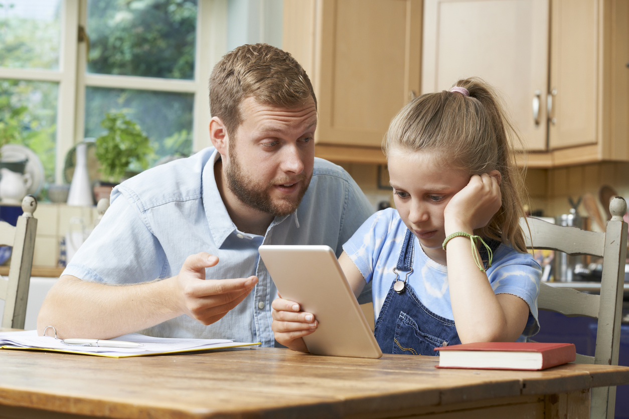 Imagem de capa - Controlar o tempo das crianças em frente aos aparelhos eletrônicos aumenta o vício