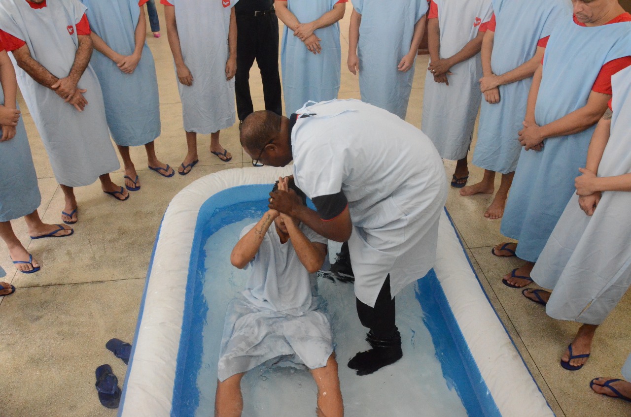 Imagem de capa - Universal realiza dezenas de batismos em presídios de Alagoas