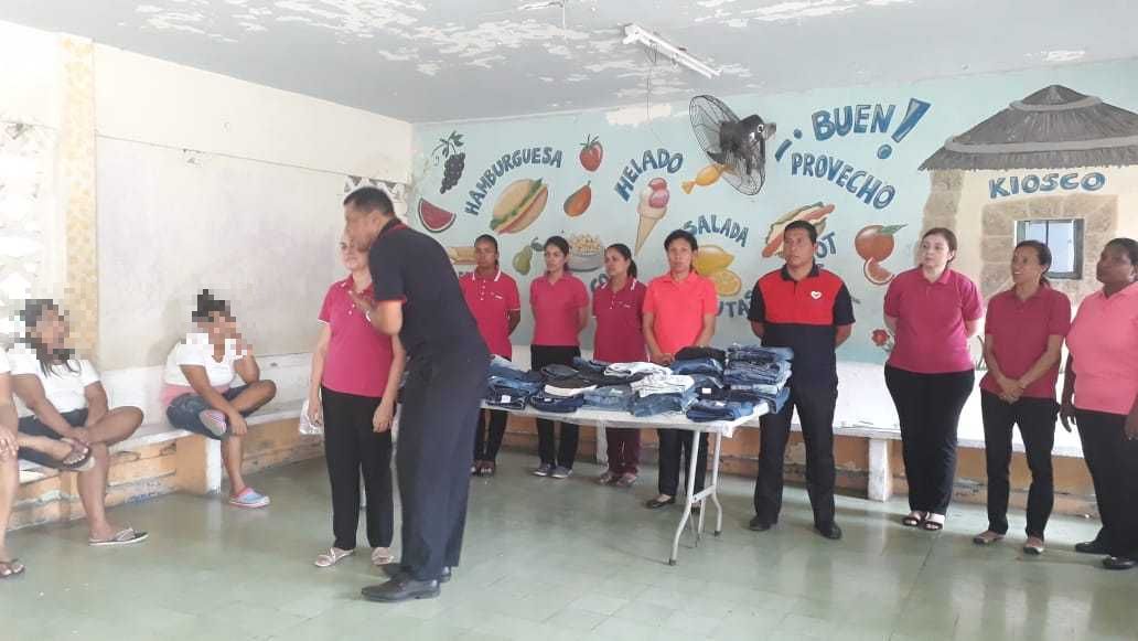 Imagem de capa - Voluntários doam vestimentas a detentas do Panamá