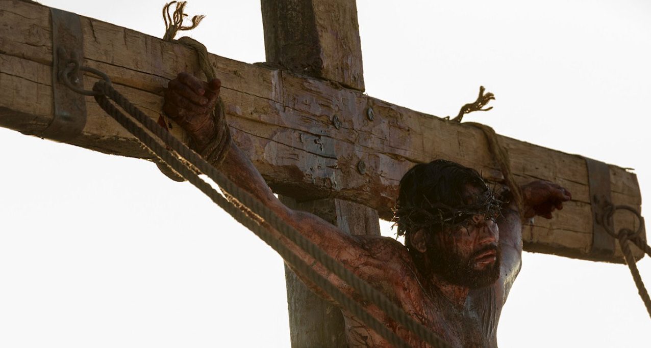 Imagem de capa - Soldados romanos começam a crucificar Jesus