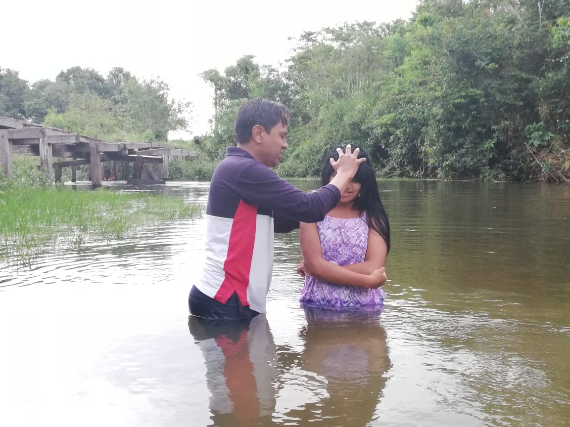 Imagem de capa - Indígenas da aldeia Karitiana se batizam nas águas