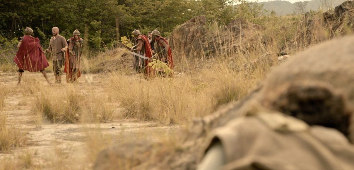 Novela Jesus Soldados surpreendem os apóstolos com espadas em punho Novela Jesus Soldados surpreendem os apóstolos com espadas em punho