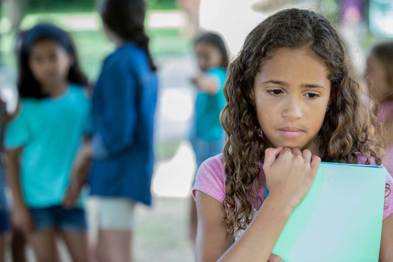 Imagem de capa - Garota de apenas 8 anos, vítima de fake news, tem medo até de ir à escola