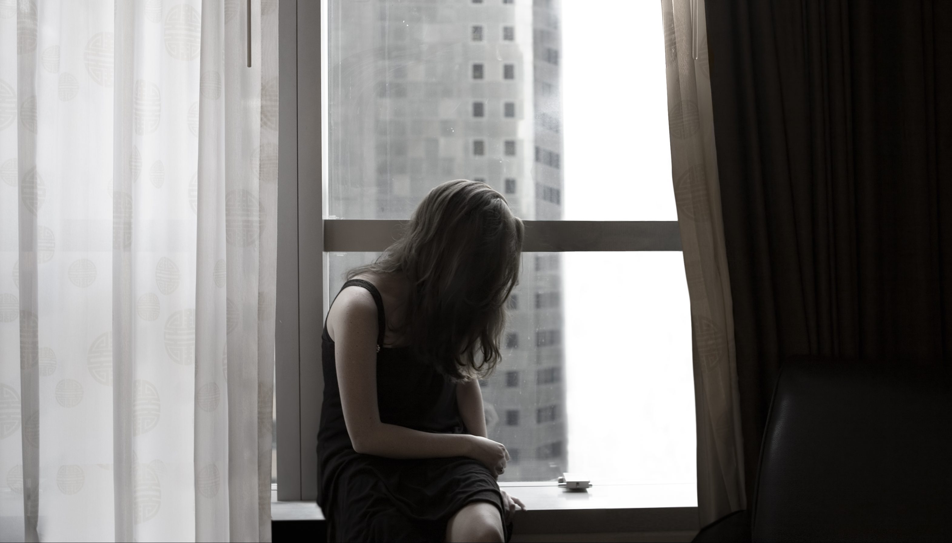 Imagem de capa - Jovem influenciadora comete suicídio após término de relacionamento