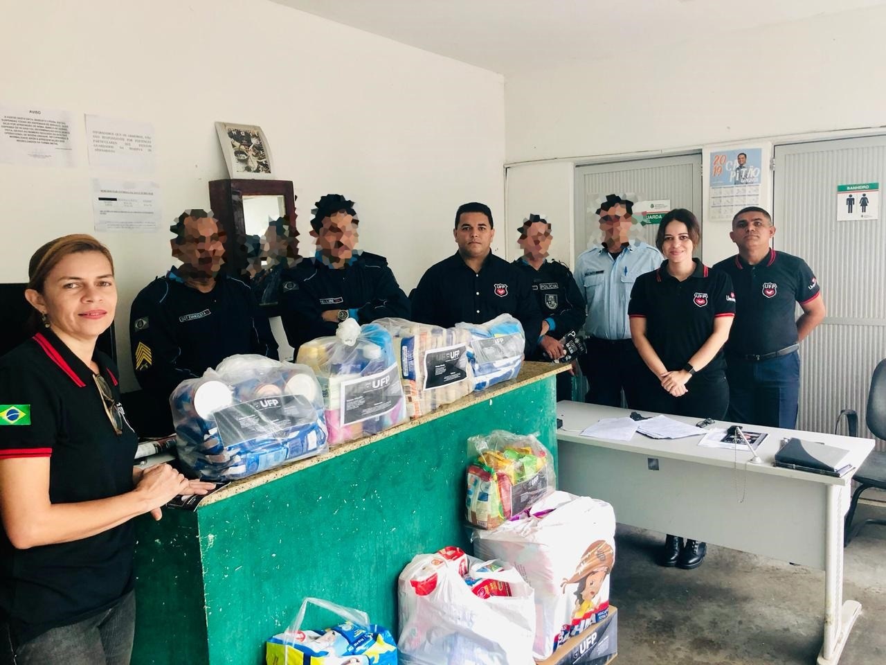 Imagem de capa - No Ceará, policiais ajudam pessoas de comunidades carentes