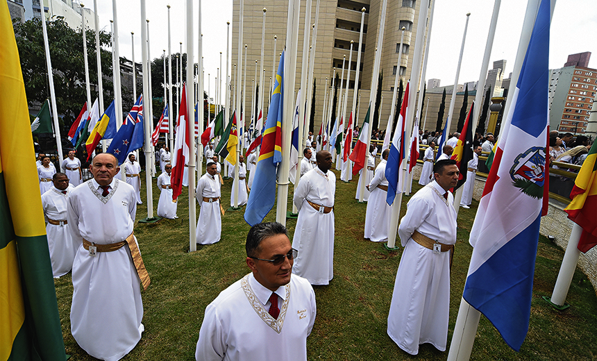 Cerimônia de troca das bandeiras reúne mais de 20 mil pessoas