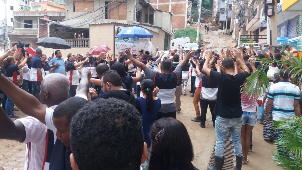 Imagem de capa - Globo usa foto de evangelistas orando para atacar Prefeitura do Rio