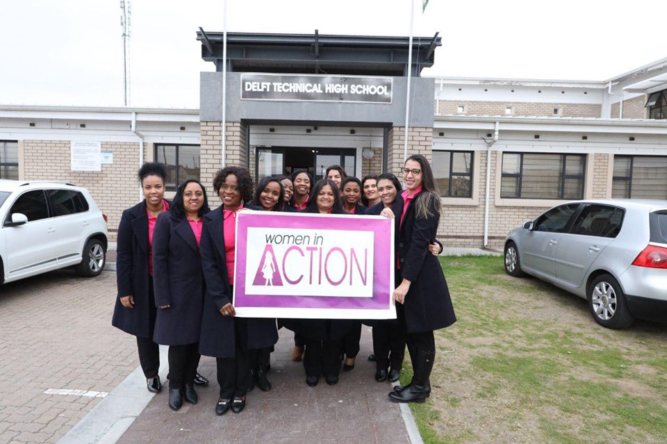 Imagem de capa - Voluntárias dão palestra de conscientização sobre o câncer a jovens na África do Sul