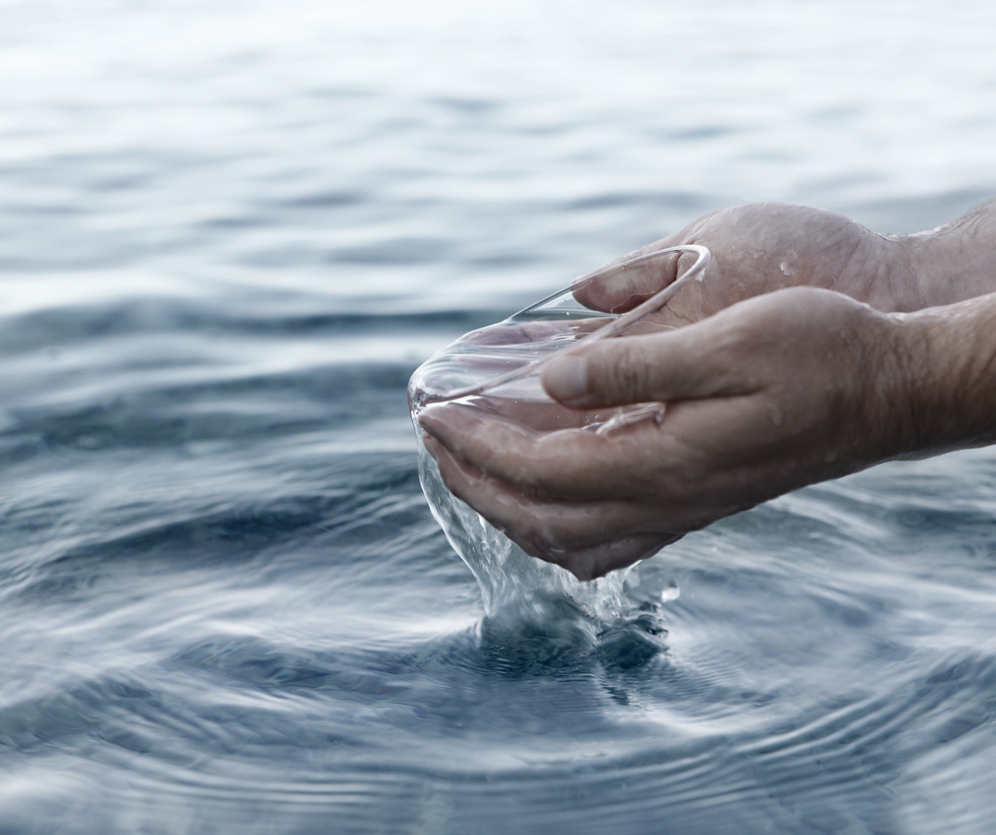 Imagem de capa - A marca de quem abandonou o que desagrada a Deus é o batismo nas águas