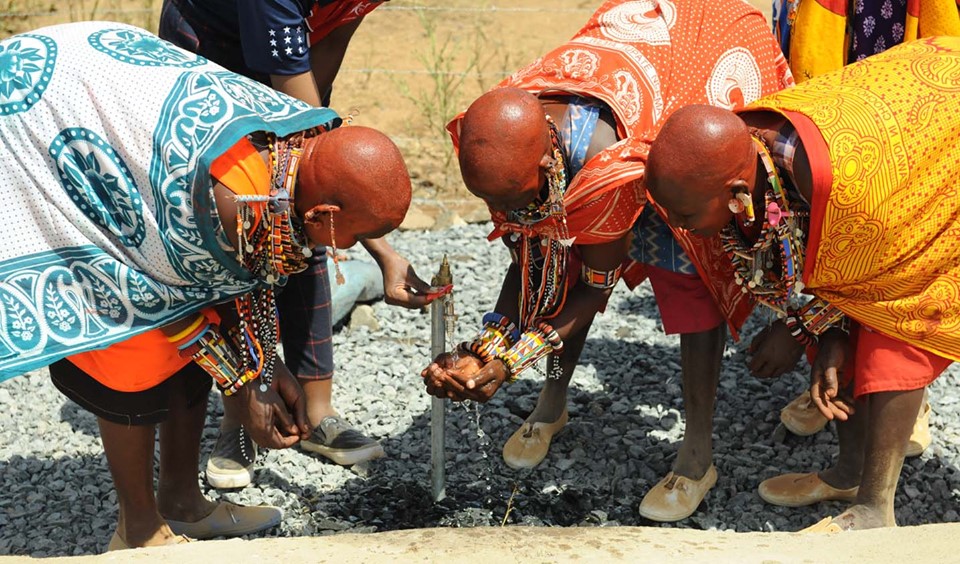 Imagem de capa - Universal doa poço para tribo africana que não tinha água para beber
