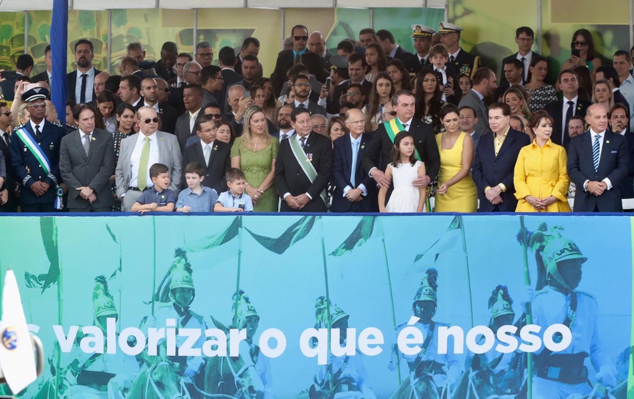 Imagem de capa - Bispo Edir Macedo assiste desfile cívico-militar ao lado do presidente Jair Bolsonaro