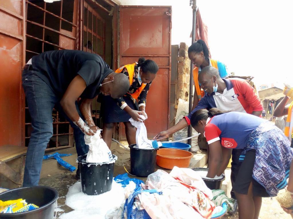 Imagem de capa - Faxina comunitária: Jovens ugandenses ajudam idosos abandonados a limparem a casa onde residem