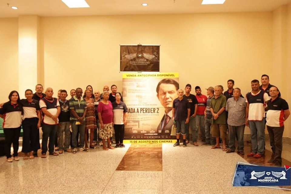 Imagem de capa - Grupo Anjos da Madrugada leva albergados de Cuiabá ao cinema para assistir “Nada A Perder 2”