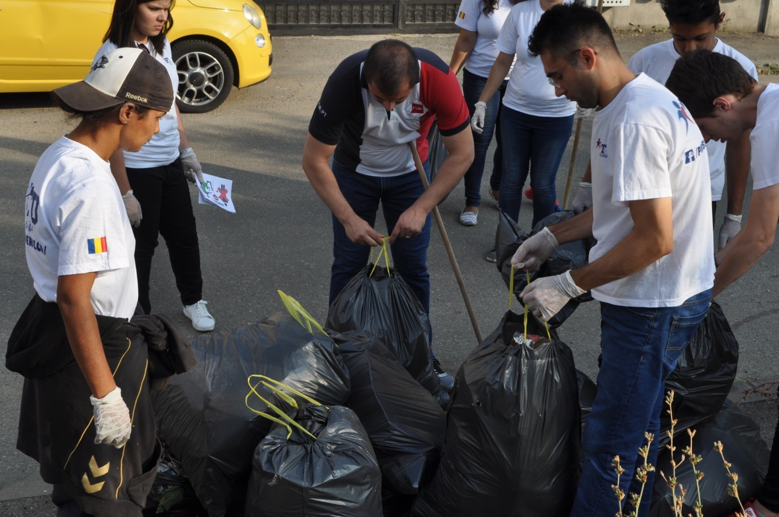 na romênia dia de limpeza em frente a hospital