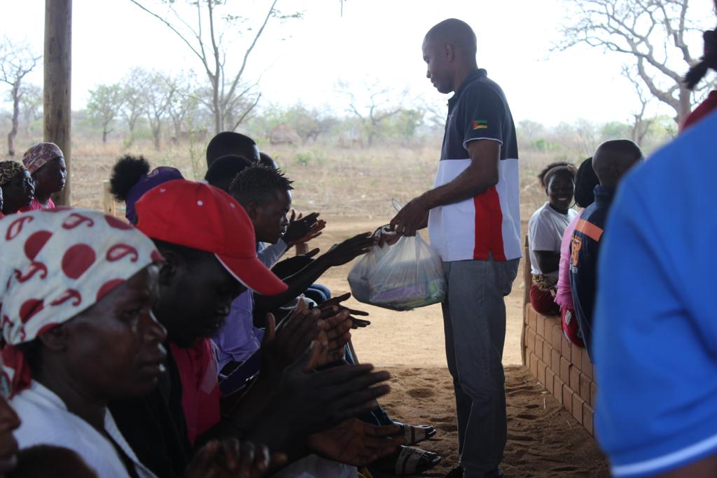 Imagem de capa - Sem ter o que comer, moradores de aldeia de Moçambique recebem doações para sobreviver