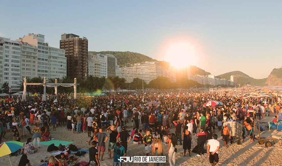 Imagem de capa - Oito mil jovens participam de Luau na praia de Copacabana, no Rio de Janeiro
