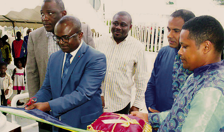 Universal, Inauguração, capital Libreville