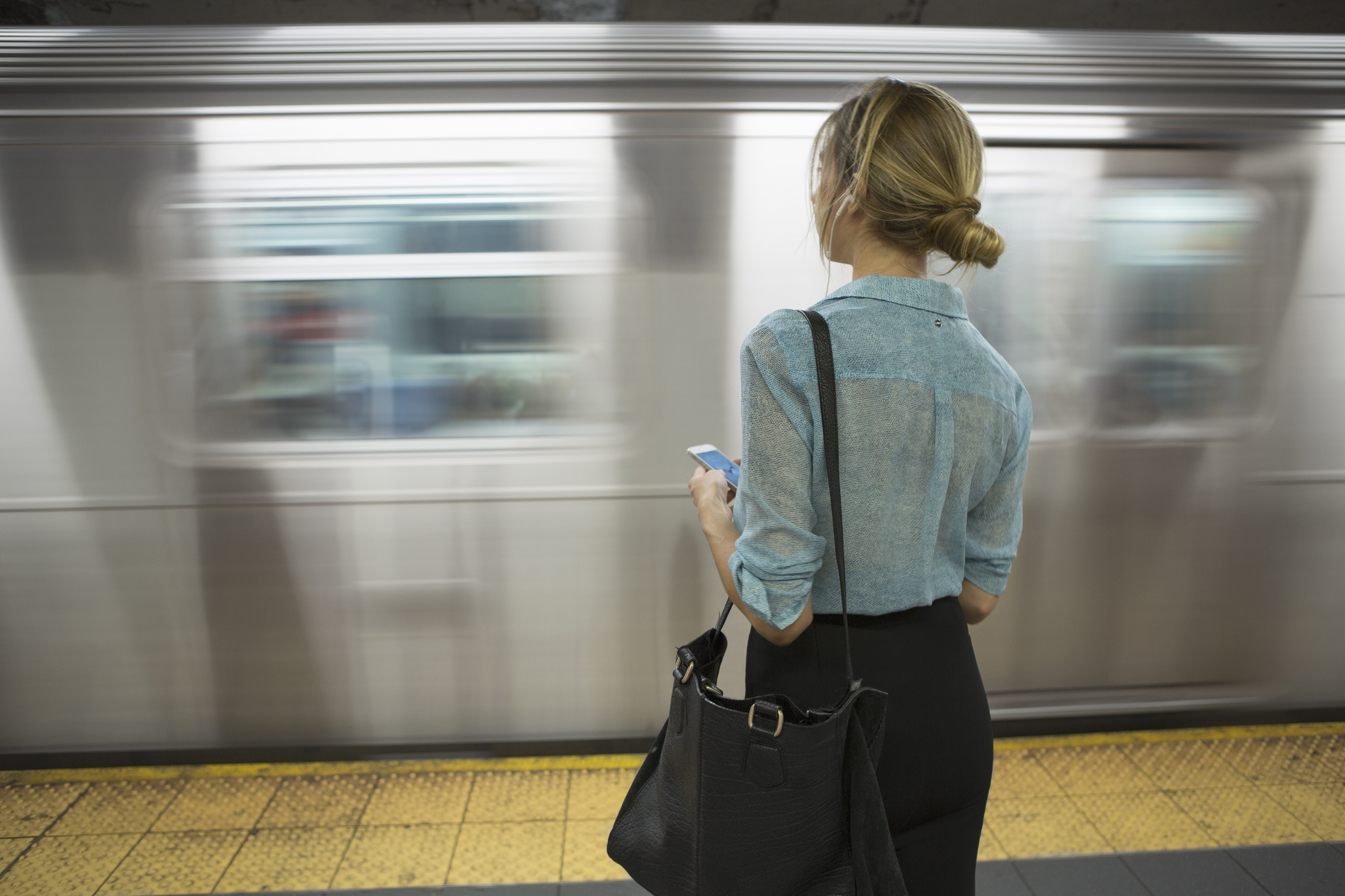 Imagem de capa - Jovem cai no trilho do metrô por estar olhando o celular