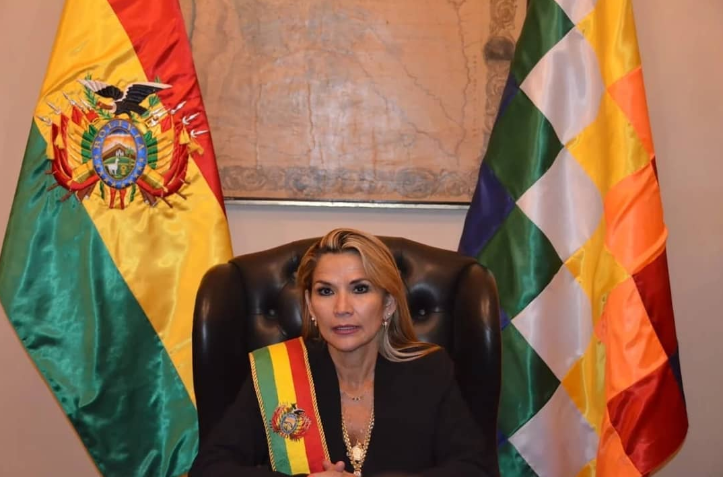 Imagem de capa - Jeanine Añez, presidente interina da Bolívia, assume cargo fazendo referência à Bíblia