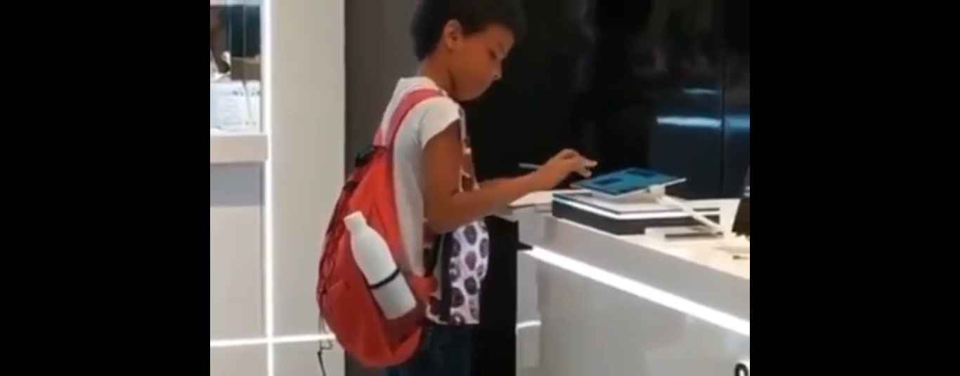 Imagem de capa - Garoto usa tablet do mostruário de loja, em Recife, para realizar pesquisa escolar