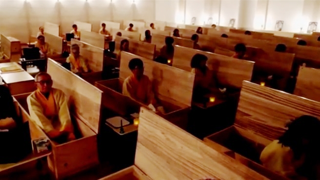 Imagem de capa - Na Coreia do Sul, pessoas estão simulando os próprios funerais