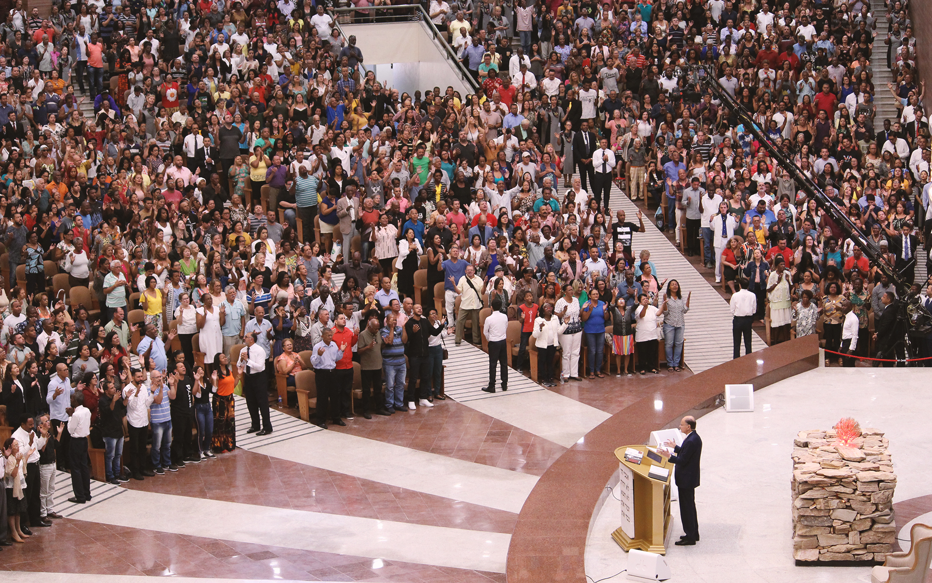 Bispo Edir Macedo realiza reunião na Catedral de Del Castilho, no Rio de  Janeiro – Rede Aleluia