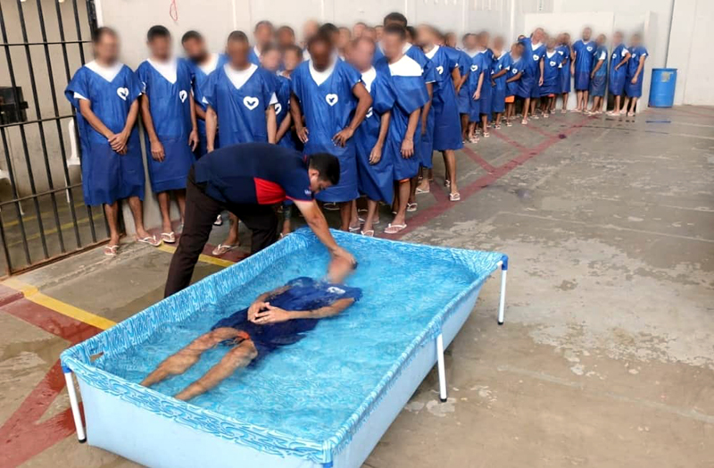 Imagem de capa - Em uma semana 14.146 detentos foram batizados no Brasil e exterior