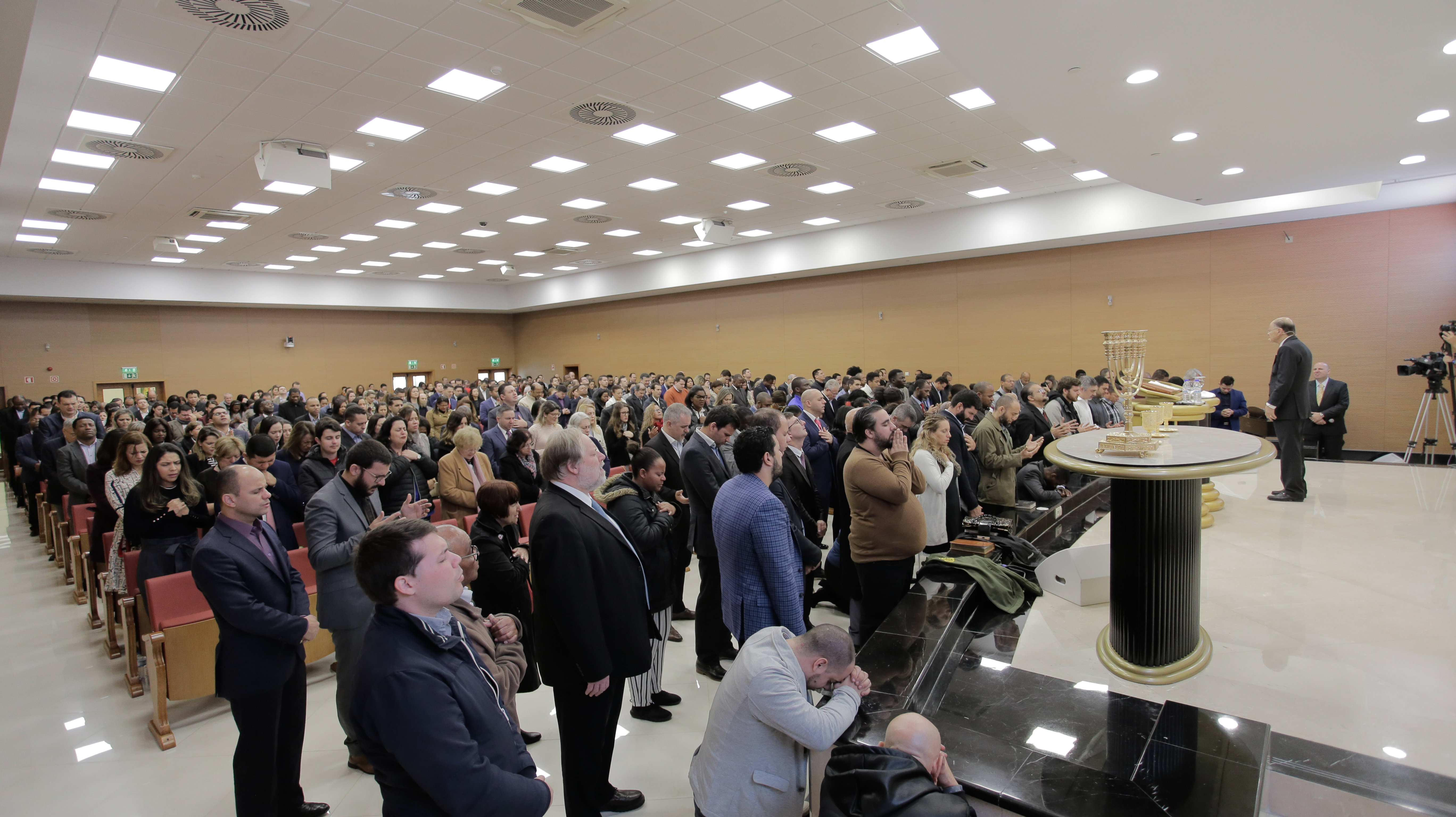 Bispo Edir Macedo realiza reunião na Catedral de Del Castilho, no Rio de  Janeiro – Rede Aleluia