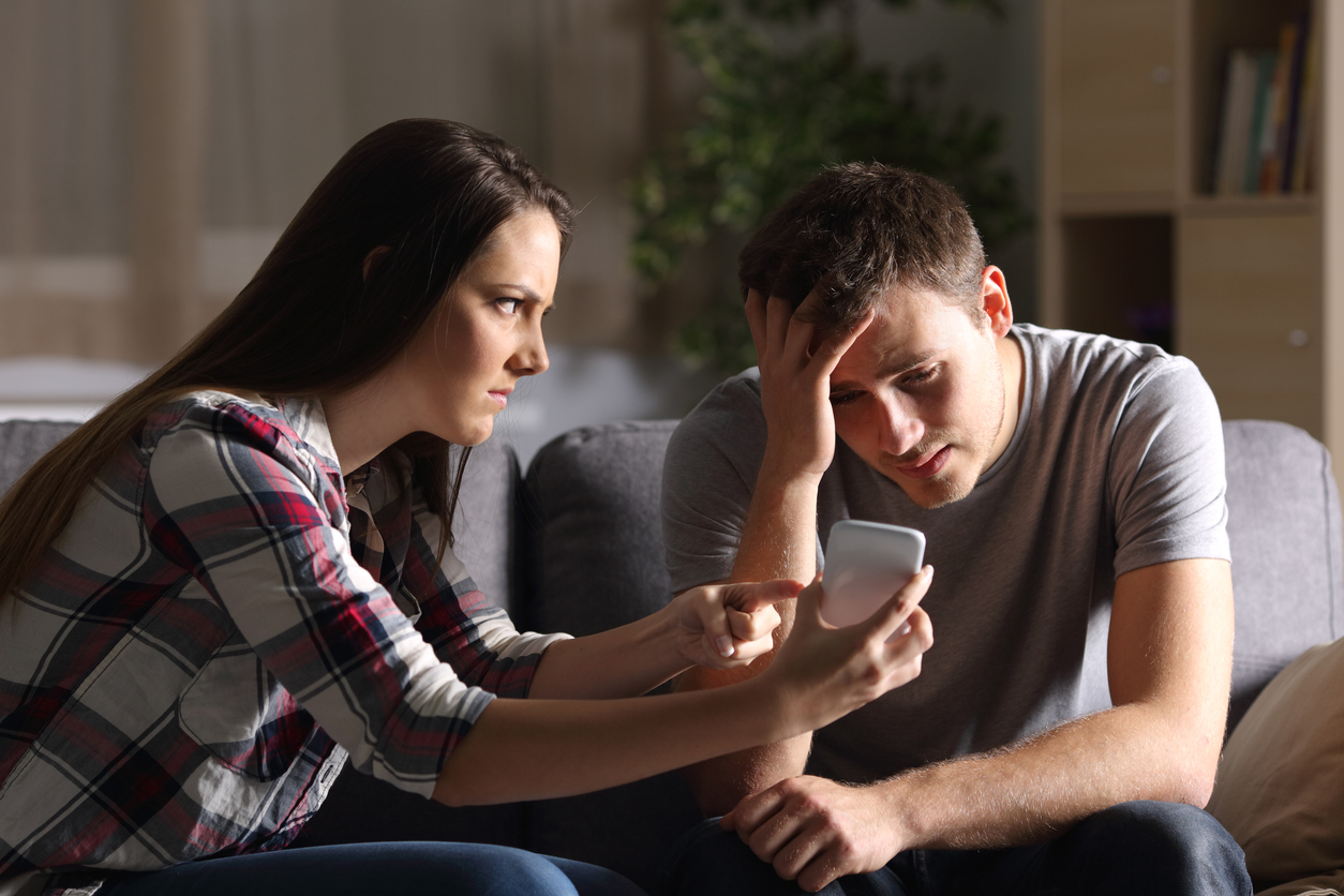 postComo agir quando o marido troca mensagens com a ex?na categoriaEscola do Amor Responde