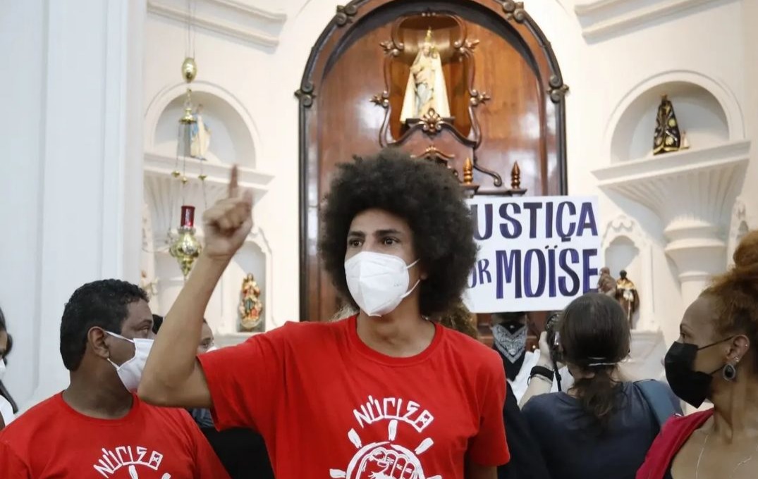 sem escrupulos, vereador petista invade igreja catolica