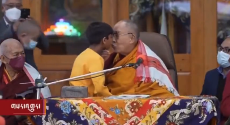 Imagem de capa - Dalai Lama pede desculpas por vídeo em que beija menino na boca