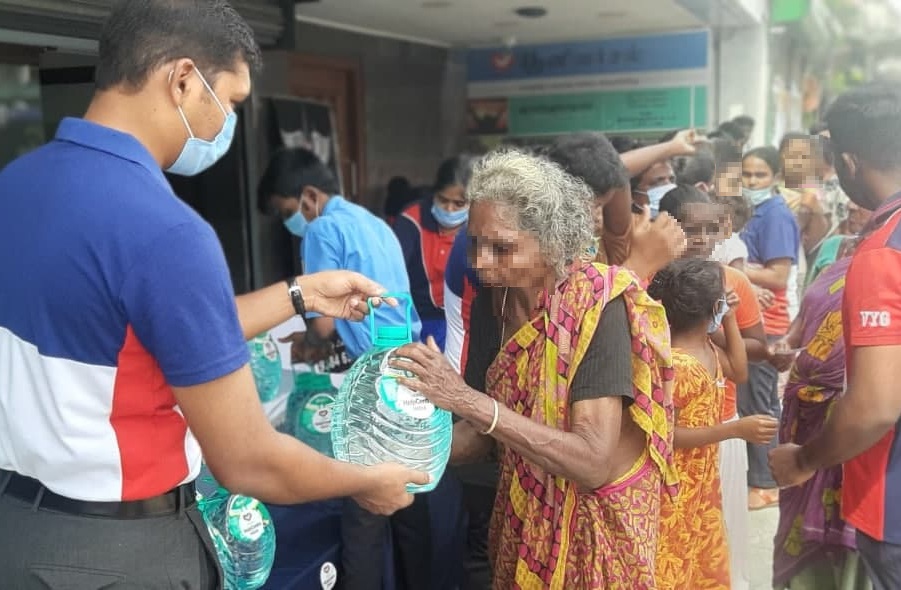 Imagem de capa - Na Índia, voluntários se mobilizaram para ajudar afetados pelas chuvas