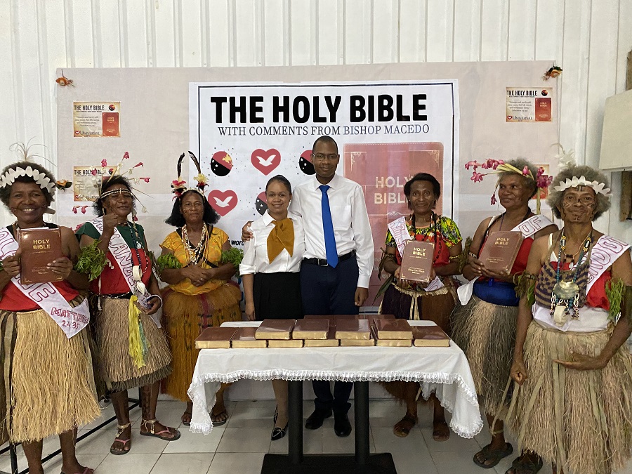 Imagem de capa - Bíblia com anotações de fé do Bispo Macedo chegou em Papua-Nova Guiné, na Oceania