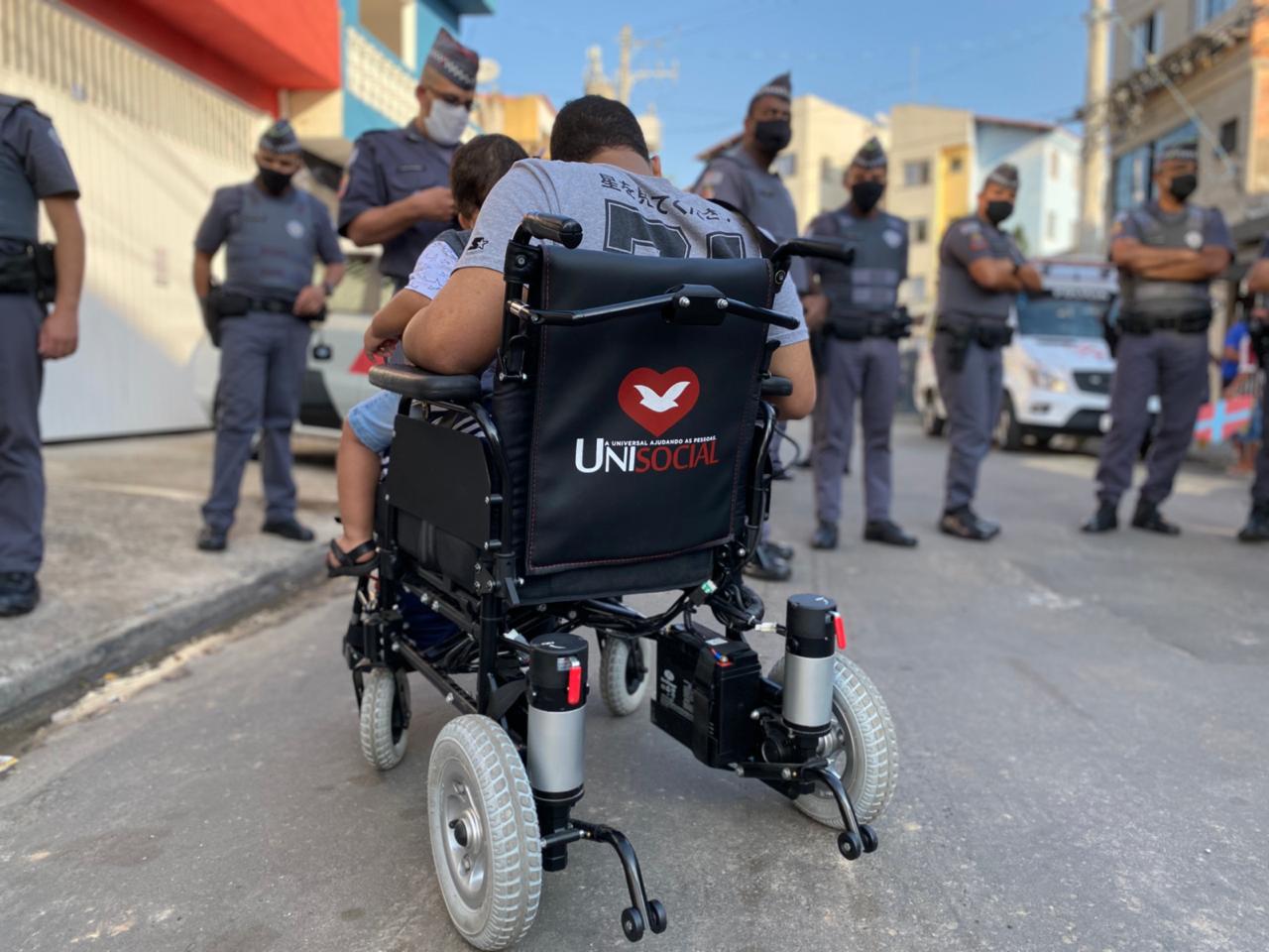 Imagem de capa - Filho de policial militar recebe doação de cadeira de rodas motorizada