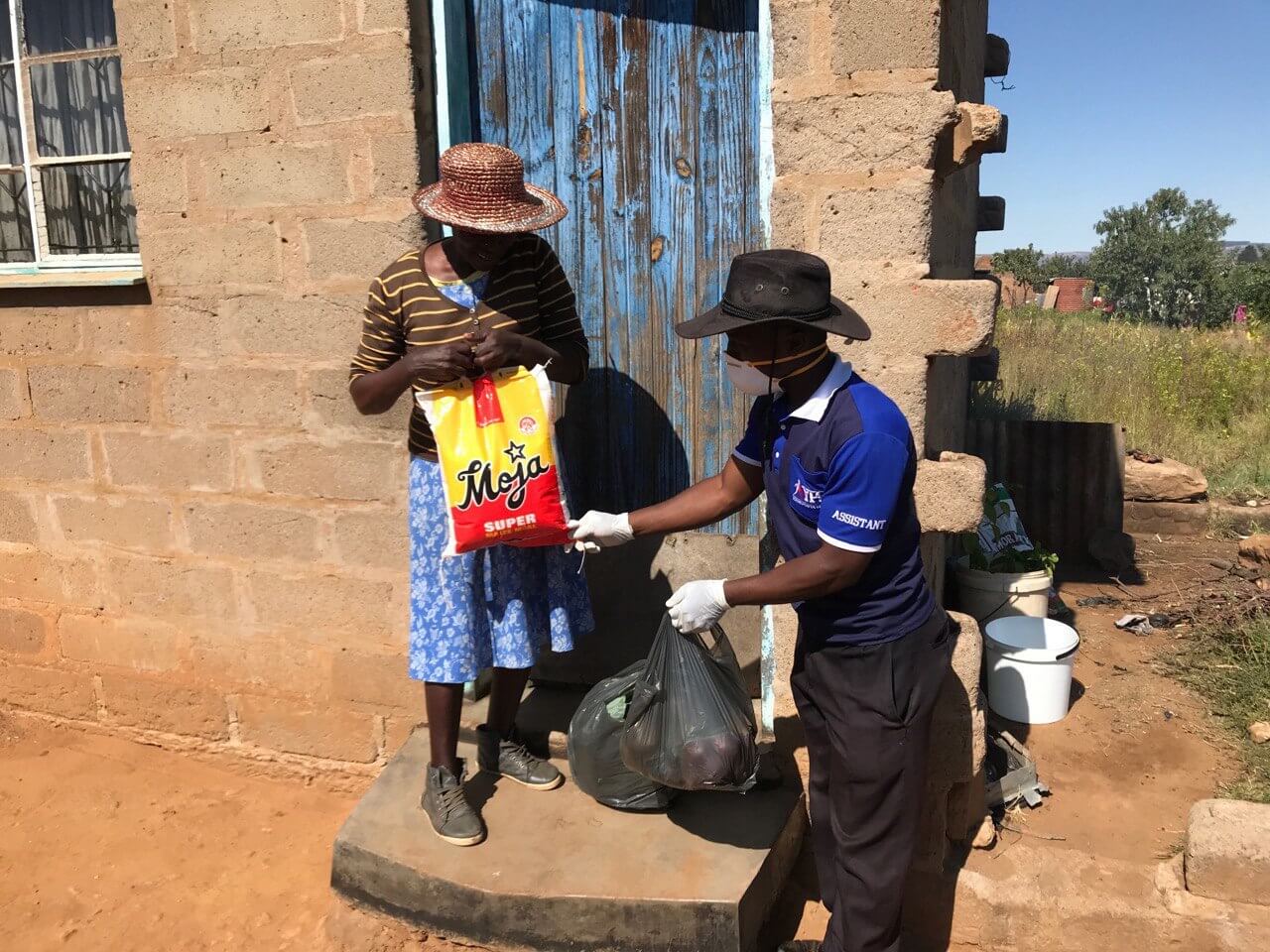 Imagem de capa - Voluntários distribuem 4 toneladas de alimentos e itens de higiene pessoal em Lesoto