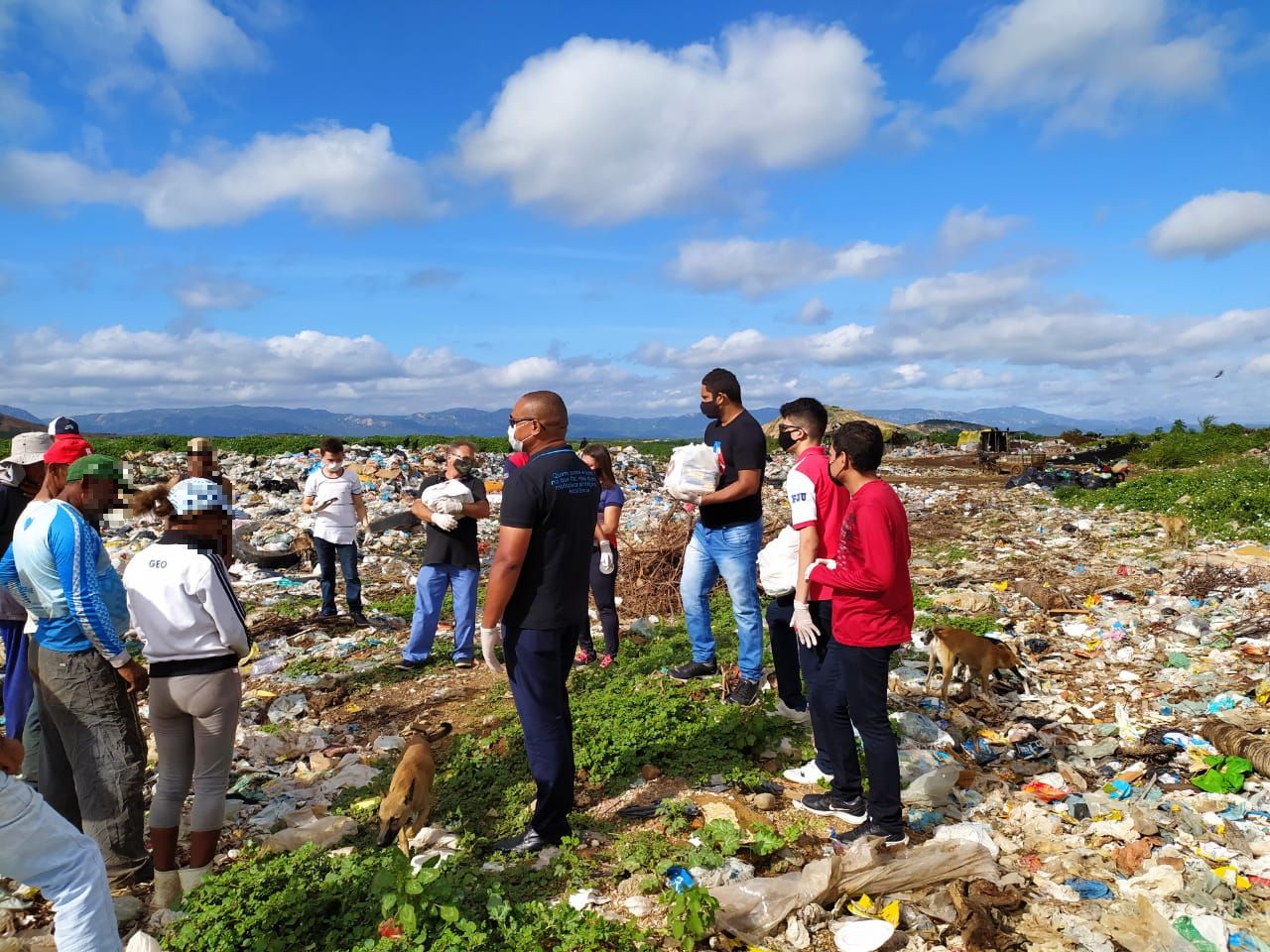 Imagem de capa - Famílias que sobrevivem do lixão em Patos recebem ajuda dos voluntários da Universal