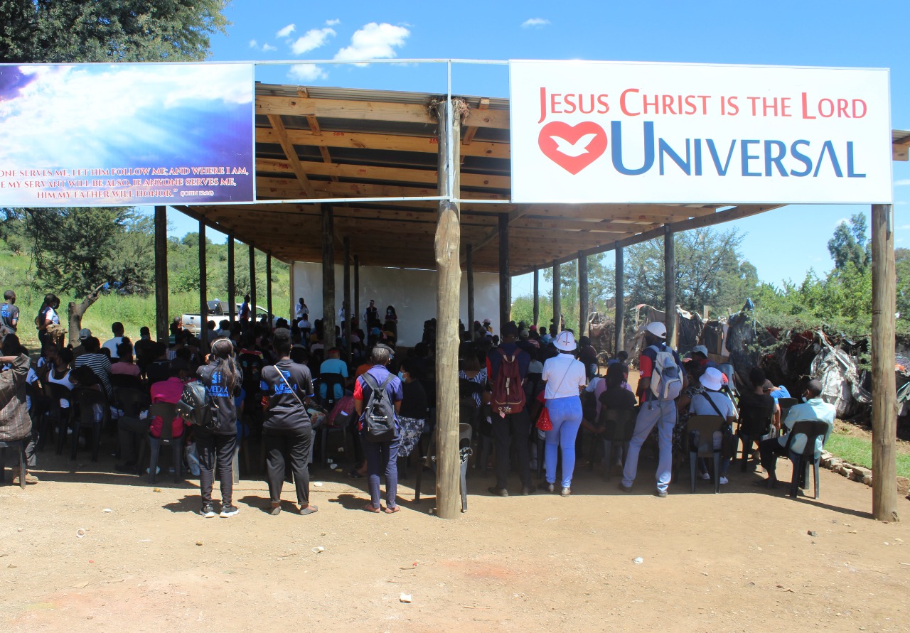 O primeiro templo da Igreja Universal do Reino de Deus funcionando em um lixão na África do Sul, na cidade de Soweto, completou um ano de inauguração no último domingo (26). O espaço que atende uma comunidade com famílias em situação de extrema pobreza, ofereceu, desde a sua instalação, 34,9 mil refeições, 1,5 mil cestas básicas e 6,6 mil peças de roupas. Cerca de 200 pessoas são beneficiadas diariamente.