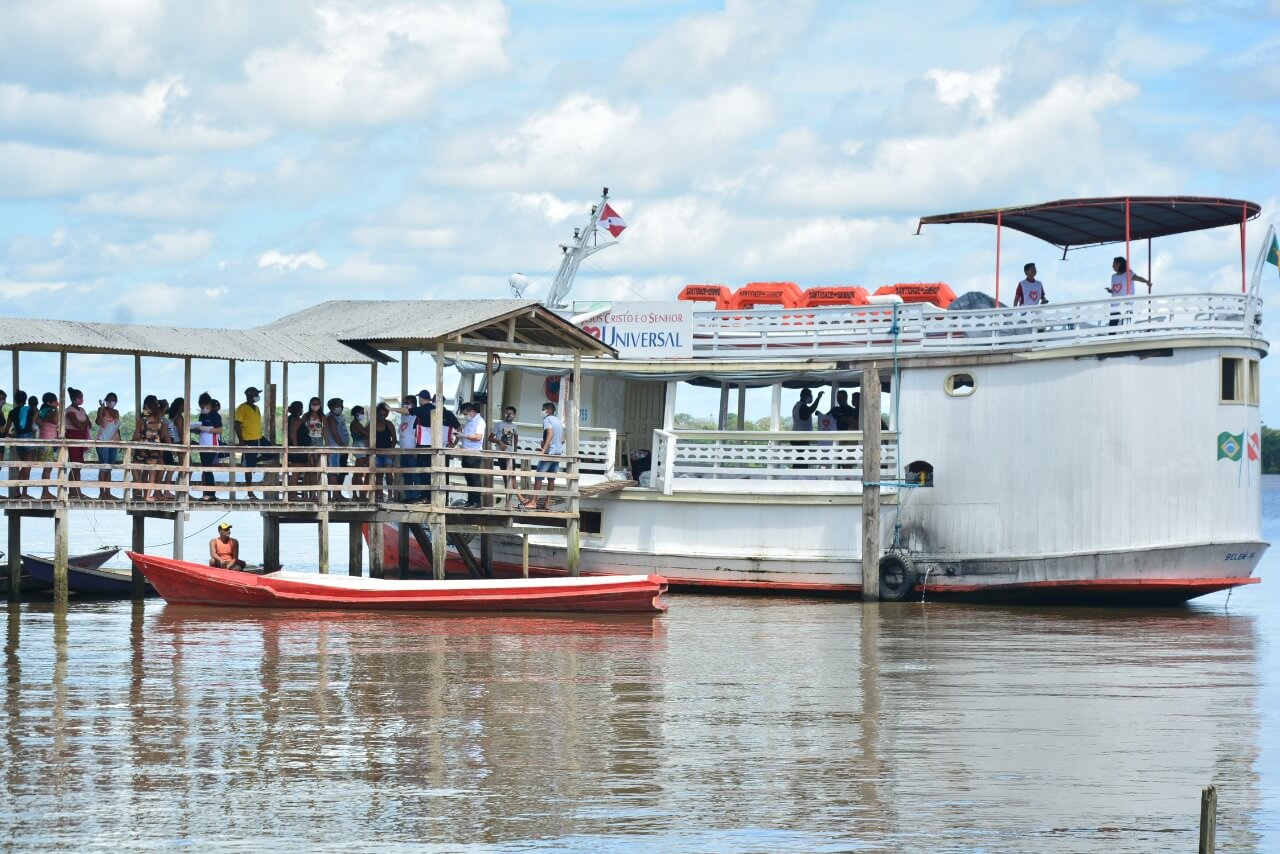 Imagem de capa - A uma hora de barco de Belém, no Pará, comunidade ribeirinha recebe doação de alimentos