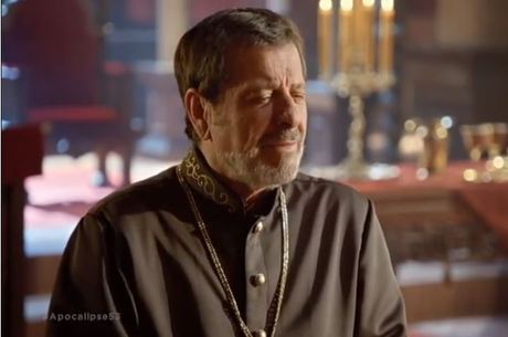 Imagem de capa - Apocalipse: Ricardo e Stefano se olham enquanto todos falam sobre o Arrebatamento