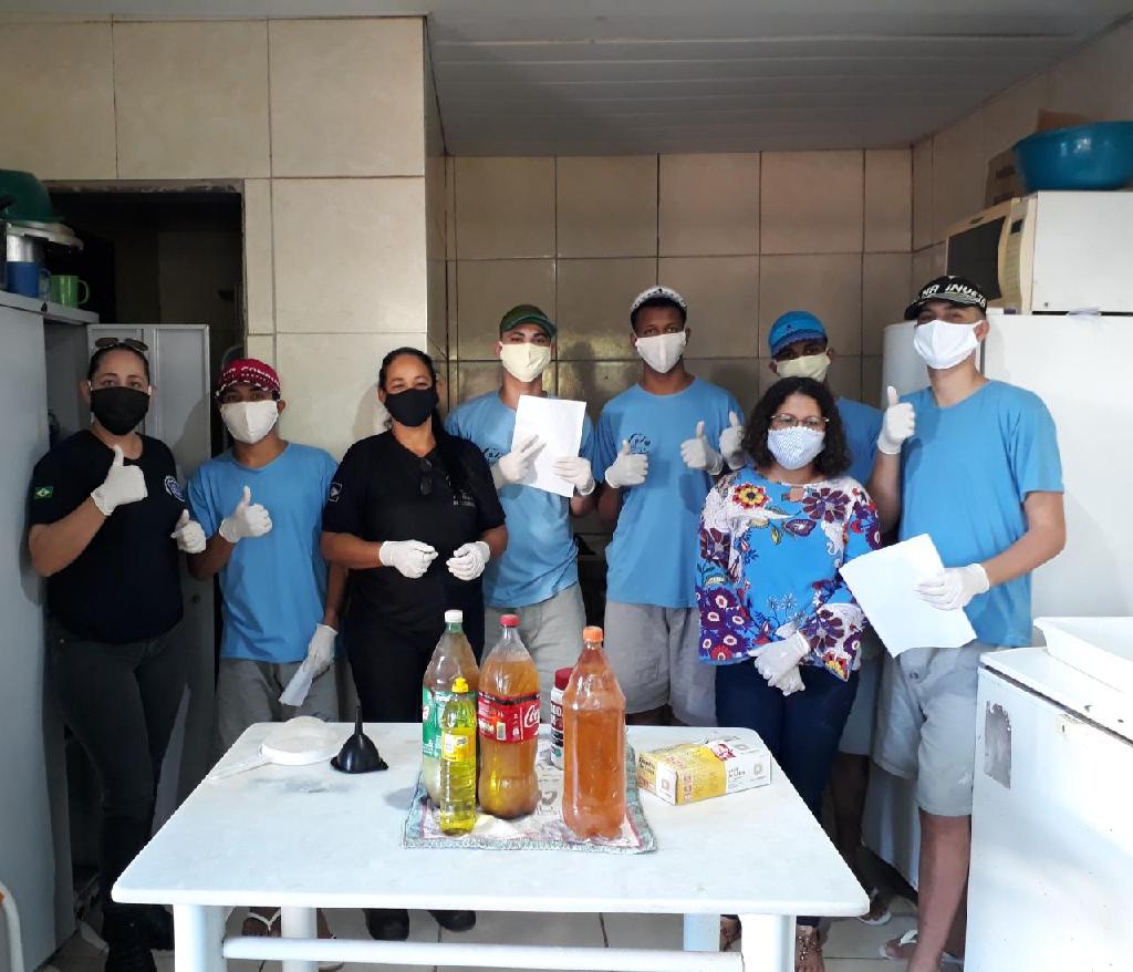 Imagem de capa - Adolescentes são capacitados para produção de sabão em barra