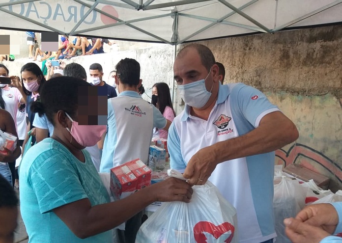 Imagem de capa - Moradores da comunidade de Itaquera, zona leste de São Paulo, recebem ajuda