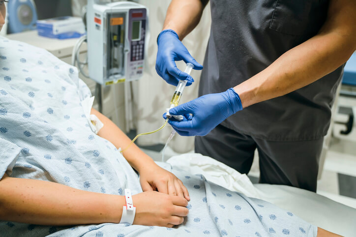 Imagem de capa - Paciente tratado da COVID-19 no Brasil com plasma sanguíneo comemora recuperação