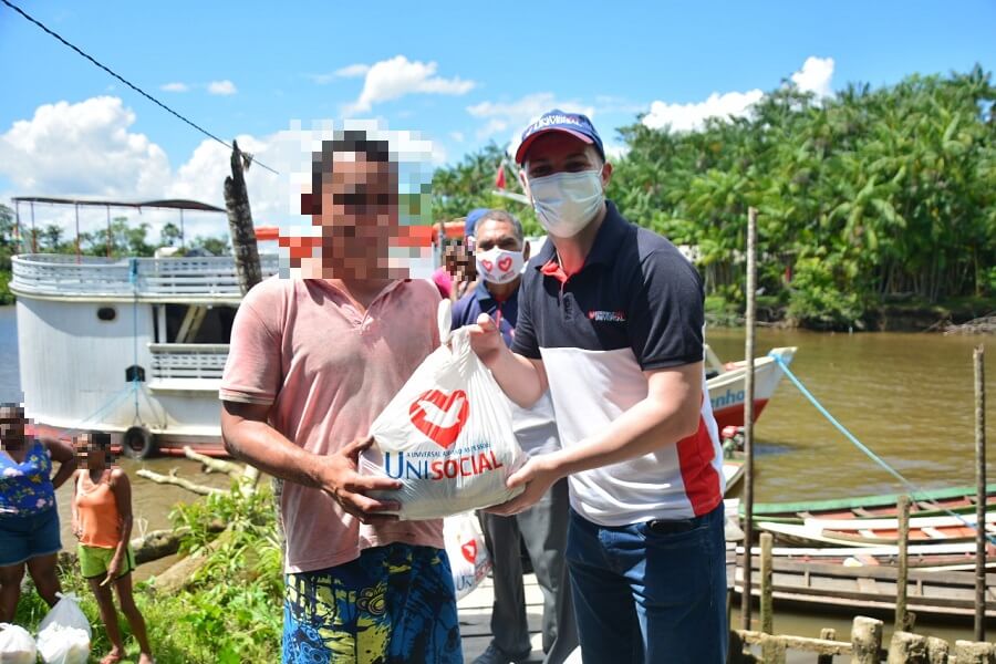 Imagem de capa - Voluntários entregam doações a famílias de comunidade ribeirinha isolada no Pará