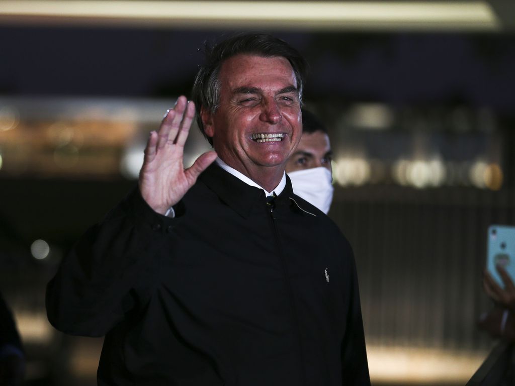 O presidente Jair Bolsonaro fala à imprensa no Palácio da Alvorada